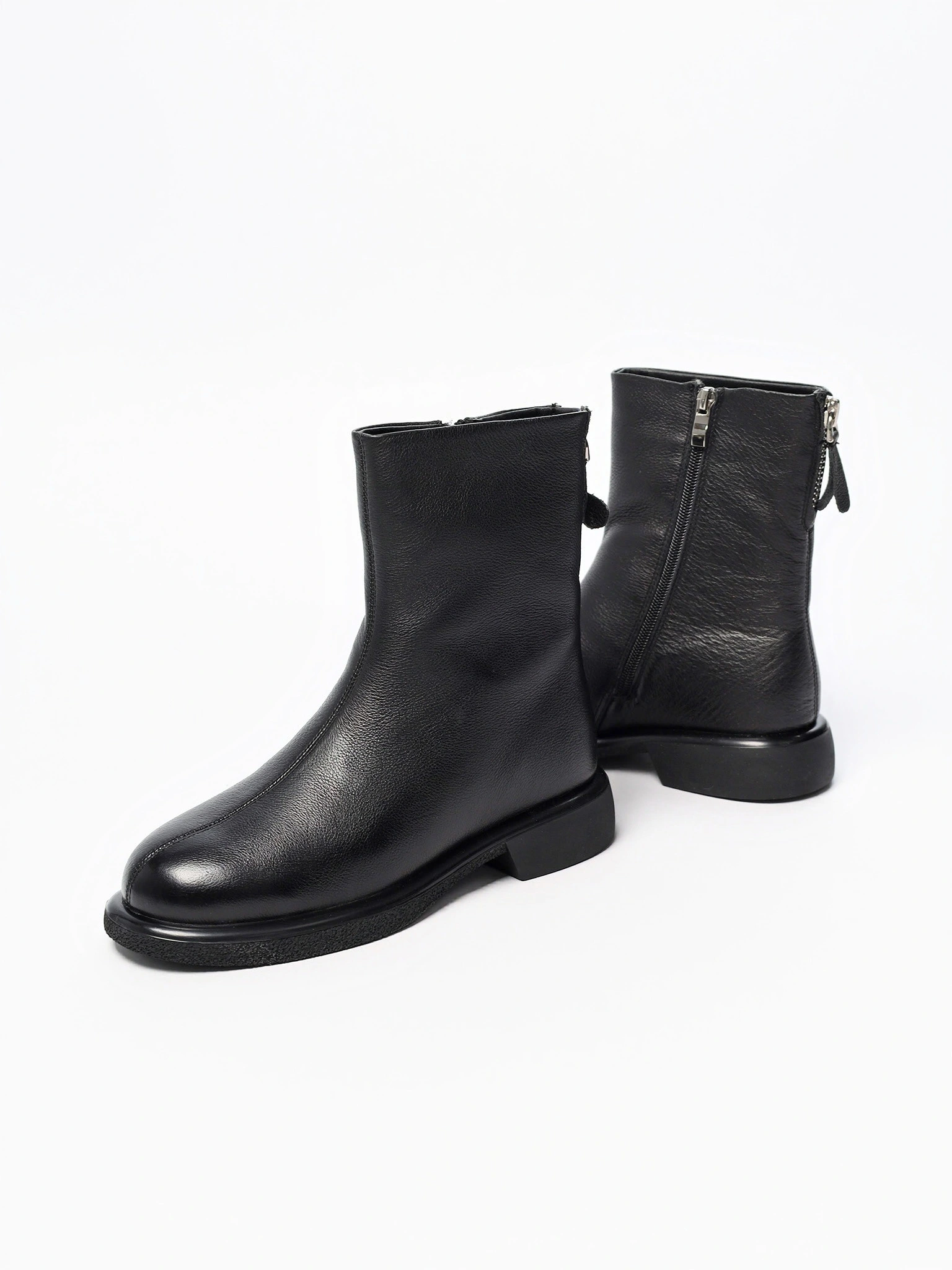 Ботинки черного цвета с декоративным замком сзади